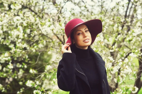 Retrato de primavera de mujer joven en sombrero de ala ancha — Foto de Stock