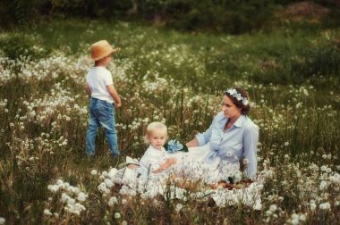 Anne ve iki oğlu piknik. Yaz tatil mutlu aile