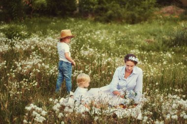 Anne ve iki oğlu piknik. Yaz tatil mutlu aile