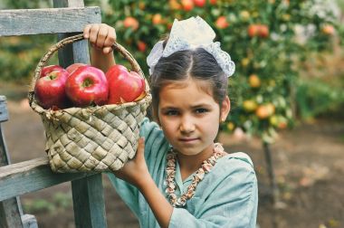 Çocuğun elma elinde tutar. Bir elma holding eller closeup.