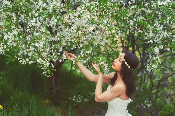 Retrato da noiva ao ar livre em um jardim florescendo. Dia do casamento — Fotografia de Stock