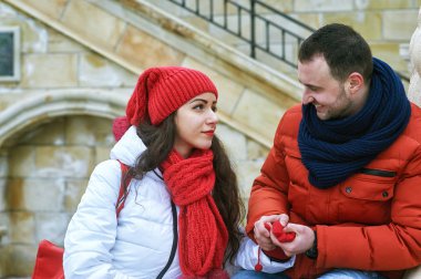 Parlak kıyafetlerini giymiş bir yolda sevgi dolu genç çift. Bir kış yürüyüş .