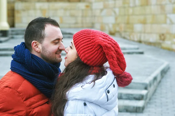 Parlak kıyafetlerini giymiş bir yolda sevgi dolu genç çift. Bir kış yürüyüş .