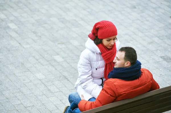 Parlak kıyafetlerini giymiş bir yolda sevgi dolu genç çift. Bir kış yürüyüş .