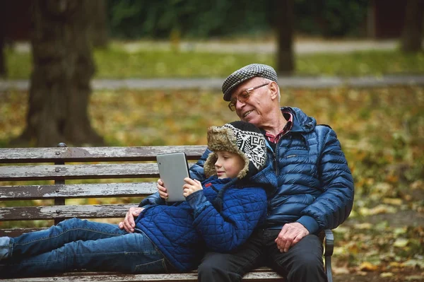 Enkel mit Großvater auf Spaziergang im Herbstpark — Stockfoto