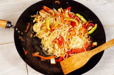 Çince bir kızartma tavası wok sebzeli Udon erişte