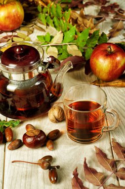 Natürmort çay Kupası ile sonbahar ve kettle