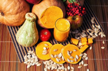 ahşap arka plan üzerinde stüdyoda tohumları ile lezzetli taze kabak suyu