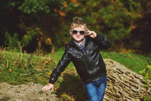 Portrét chlapce na podzim Park za slunečného dne, malý chlapec model lodě fotograf — Stock fotografie