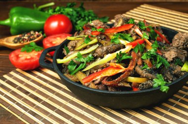 Sebze ile dökme demir tavada kızarmış tavuk karaciğer