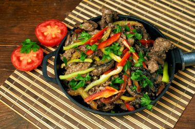 Sebze ile dökme demir tavada kızarmış tavuk karaciğer