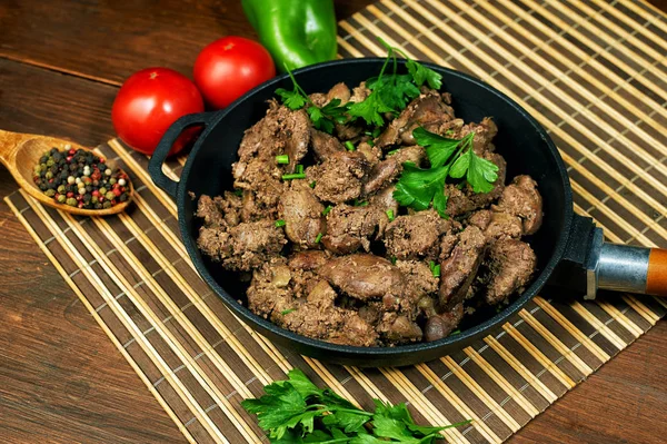 Sebze ile dökme demir tavada kızarmış tavuk karaciğer
