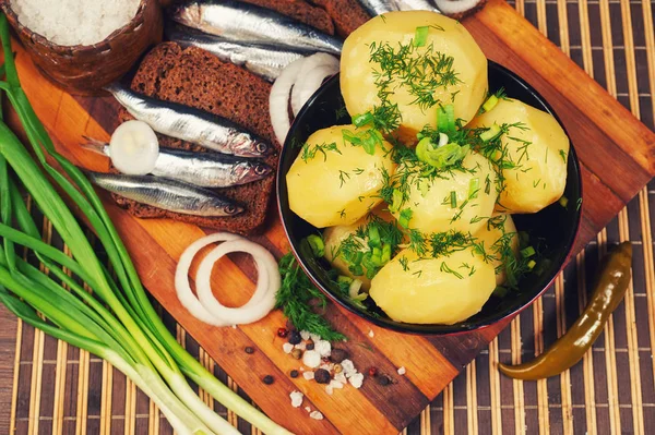 Haşlanmış patates otlar ve çiğ balık ile serpilir