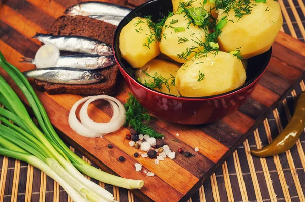 Haşlanmış patates otlar ve çiğ balık ile serpilir