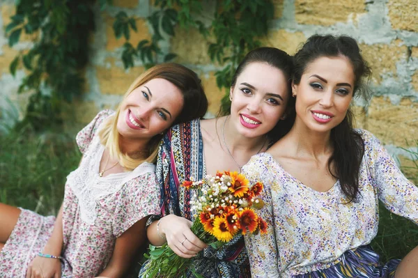 Schöne Mädchen in Sommerkleidung posieren vor der Landschaft — Stockfoto