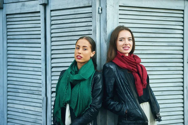 Deux jeunes femmes élégamment habillées dans la rue — Photo