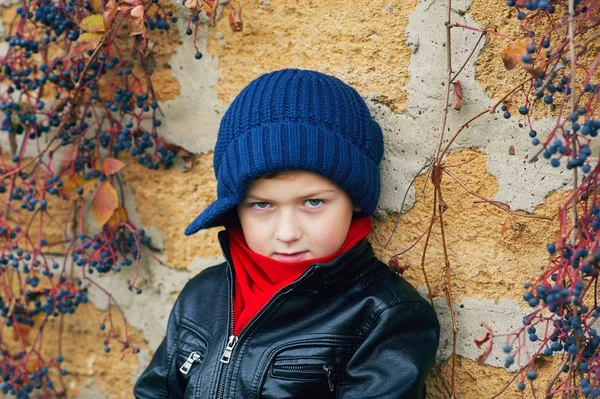 Elegantemente vestido niño posando para una fotografía —  Fotos de Stock