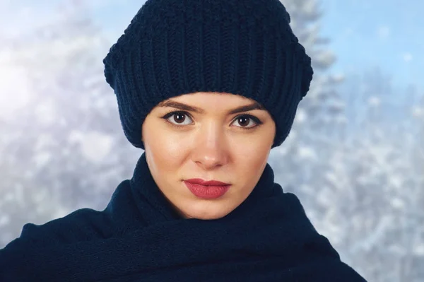 Bella giovane donna in maglia blu cappello e sciarpa — Foto Stock