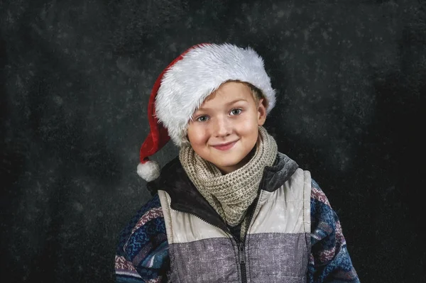 Retrato de um menino no chapéu de Santa — Fotografia de Stock