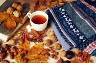 ahşap bir tabloda çay ile sonbahar natürmort