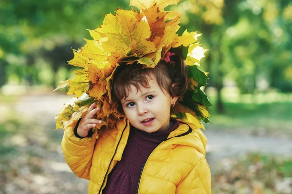 Ritratto di ragazza con ghirlanda di foglie in autunno Parco — Foto Stock