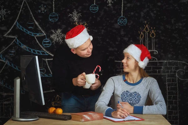 Een jong getrouwd paar op kerstavond — Stockfoto