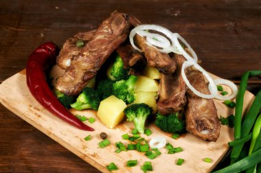 patates ve brokoli eski ahşap masa ile kavrulmuş Domuz kaburga