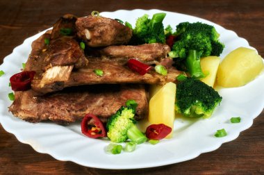 patates ve brokoli eski ahşap masa ile kavrulmuş Domuz kaburga