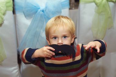 Komik bir çocuk ile sahte bıyık hakkında.