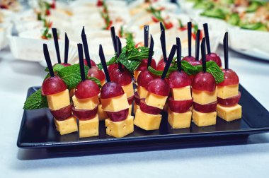 Peynir ve üzüm ile kanepe