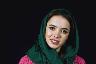 genç kadın koyu arka plan üzerinde kış portresi.