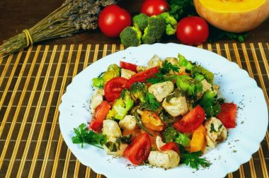 Kabak, tavuk ve sebze ile sıcak salata