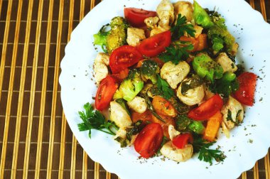 Kabak, tavuk ve sebze ile sıcak salata