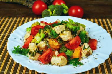 Kabak, tavuk ve sebze ile sıcak salata