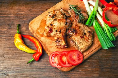 Koyu ahşap arka plan üzerinde sebze ile kemik üzerinde ızgara sulu biftek. 