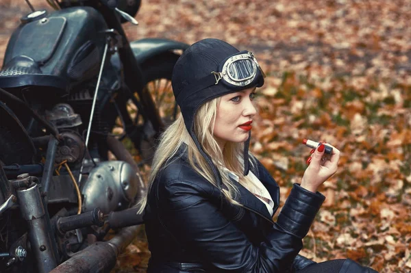 Gadis yang menarik pada sepeda motor tua di musim gugur Park — Stok Foto