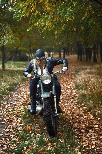 Atrakcyjna dziewczyna na stary motocykl na jesieni Park — Zdjęcie stockowe