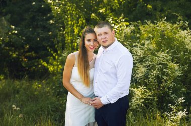 Parkta güzel bir çift..