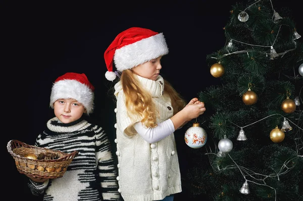 Crianças decoram a árvore de Natal na sala . — Fotografia de Stock