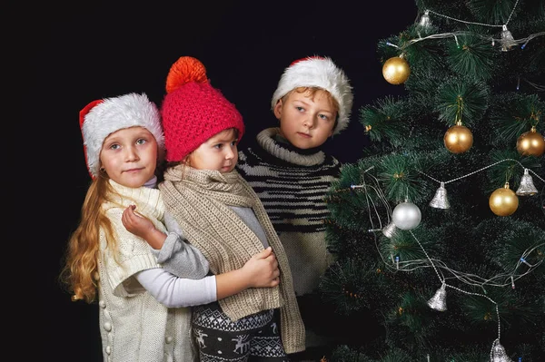 Crianças decoram a árvore de Natal na sala . — Fotografia de Stock