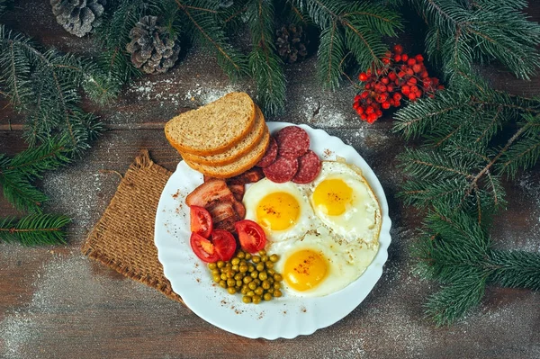 Christmas Breakfast-fried egg, green peas tomatoes, bacon and bread. — Stock Photo, Image