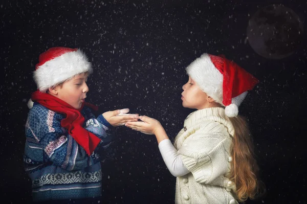 Crianças felizes brincando com flocos de neve no passeio de inverno . — Fotografia de Stock