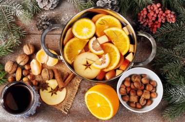 Noel mulled şarap ve baharatlar.