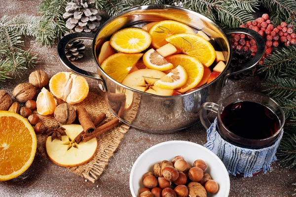 Boże Narodzenie grzane wino i przyprawy. — Zdjęcie stockowe