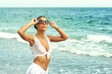 Deniz kıyısında genç güzel kadın