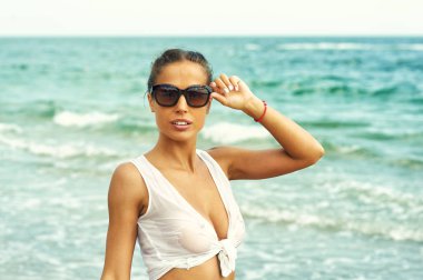 Deniz kıyısında genç güzel kadın