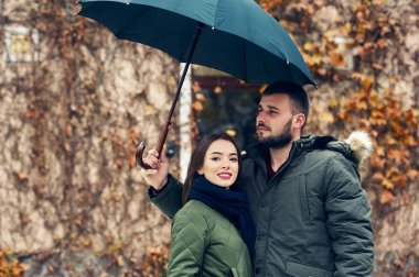 Sevgi dolu genç bir şehir sokak çift. Sonbahar şehirde yürümek içinde Romantik Çift