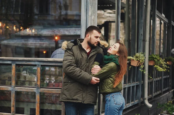 一对年轻的情侣在城市的街道上 浪漫情侣在秋城漫步 — 图库照片