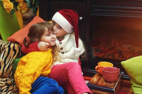 Meninas Bonitos Sentados Lado Lareira Véspera Natal — Fotografia de Stock