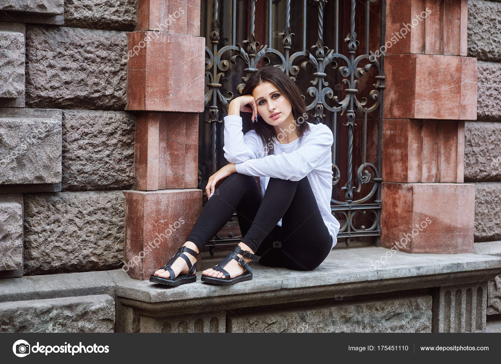 Mujer Joven Casual Posando Una Ciudad Concepto — Foto stock © fisher05 #175451110